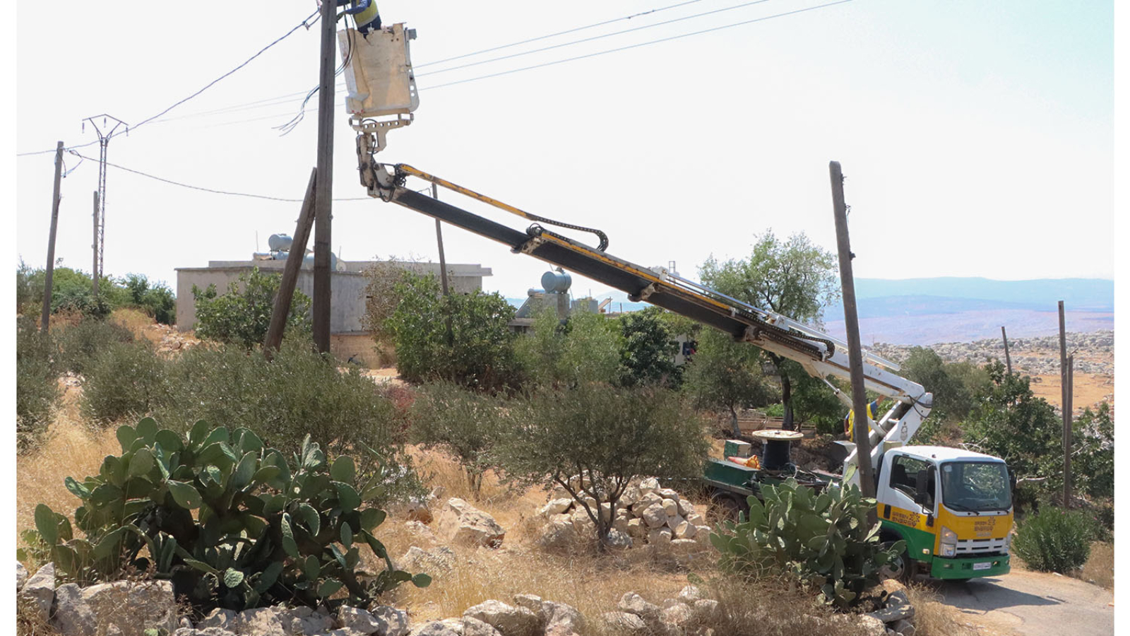 تجهيز شبكة توتر منخفض في قريتي خراب زرقا و مغارة الجاموس التابعتين لقسم كهرباء دركوش (1)